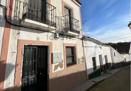 Sale a la venta un chalet por 75.000 euros con vistas a uno de los castillos más bonitos de la Sierra de Huelva: tiene 122 metros y cinco habitaciones