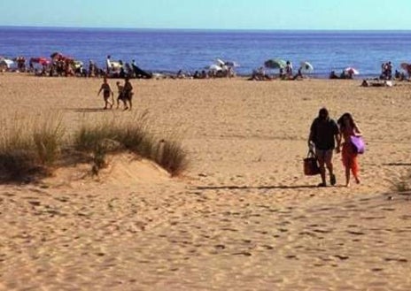 Imagen secundaria 1 - De arriba abajo y derecha a izquierda, las playas de Punta del Moral, La Bota y Torre del Loro.