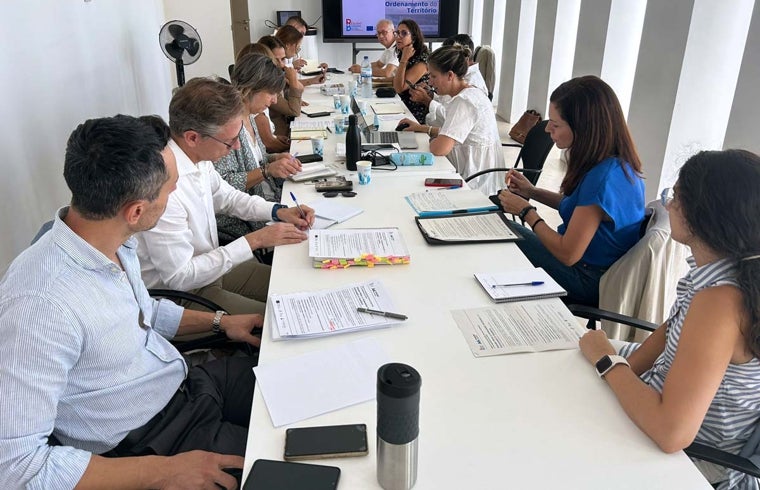 Técnicos del Algarve y de la Junta de Andalucía en un reunión para tratar este asunto