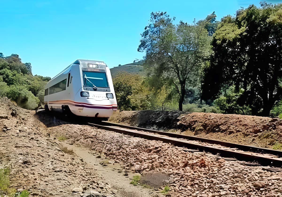 Un tren circula por la línea Huelva-Zafra