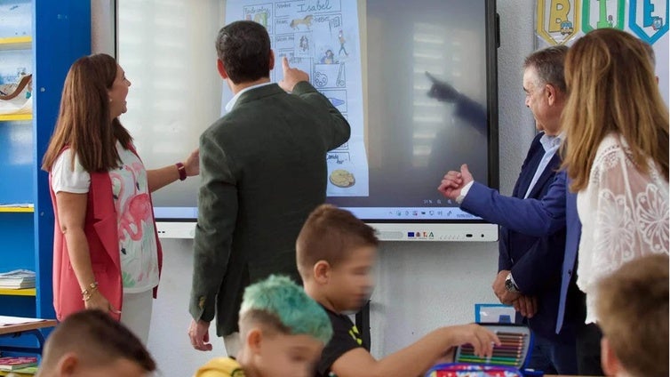 Andalucía apuesta por el uso de pantallas en las aulas frente a la ola restrictiva europea
