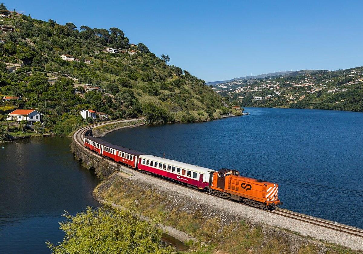 Tren circulando por Portugal