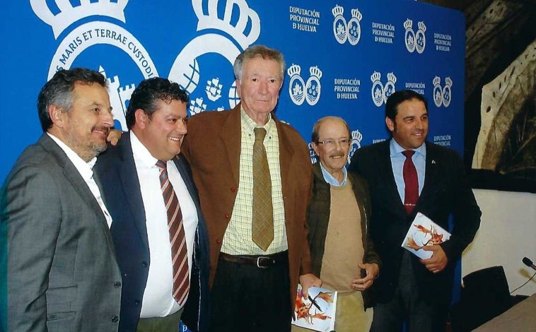 Imagen principal - Lucas Llanes en la presentación de la 4ª edición del su Manual de Homologación de Trofeos de Caza Mayor en España, en el salón de Plenos de la Diputación de Huelva / Dando un derechazo a un novillo en un tentadero / Portando la llama olímpica en la previa a las Olimpiadas de México-68