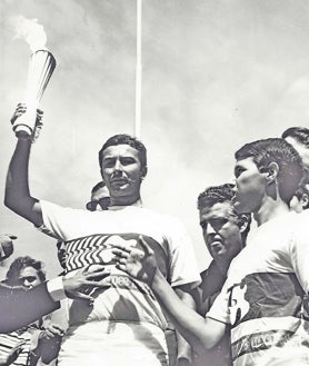 Imagen secundaria 2 - Lucas Llanes en la presentación de la 4ª edición del su Manual de Homologación de Trofeos de Caza Mayor en España, en el salón de Plenos de la Diputación de Huelva / Dando un derechazo a un novillo en un tentadero / Portando la llama olímpica en la previa a las Olimpiadas de México-68