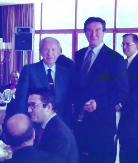 Imagen secundaria 2 - En el corazón del Andévalo con su nieto Lucas / Explicando el proyecto de la Granja Escuela de Capacitación y Experimentación Agraria, que a la postre resultó ser una realidad que alcanzó la excelencia / El presidente del COI, Juan Antonio Samaranch, le hace entrega de un obsequio por su compromiso con el deporte.