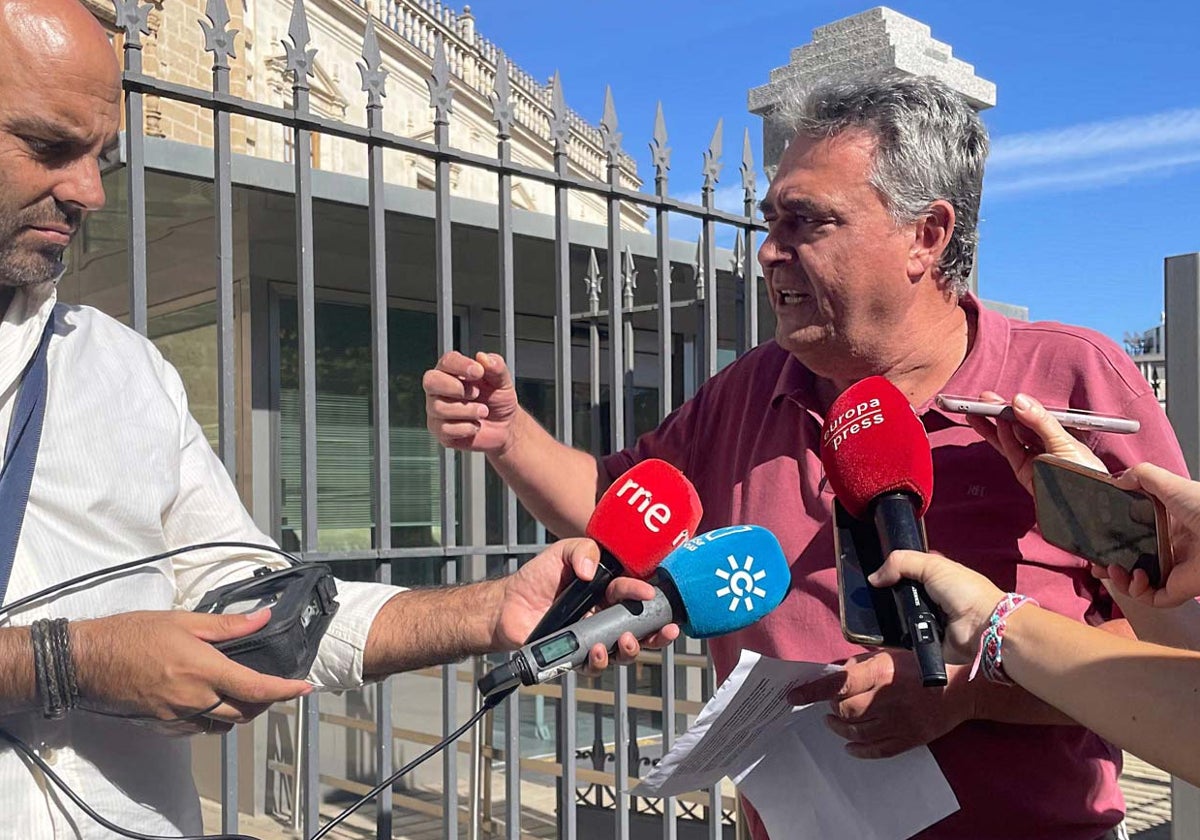 El portavoz de la plataforma, Manuel Mora, atiende a la prensa