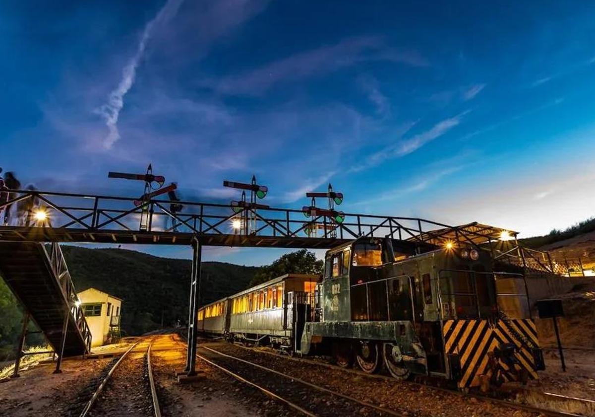 Imagen del tren turístico minero por la noche, el Tren de la Luna