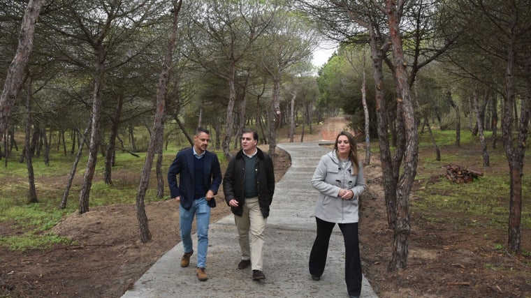 José Carlos Hernández Cansino, en el centro de la imagen, en una visita a las obras del carril bici