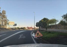 Adiós a un cruce peligroso: el acceso a Villablanca estrenará glorieta en cuatro meses