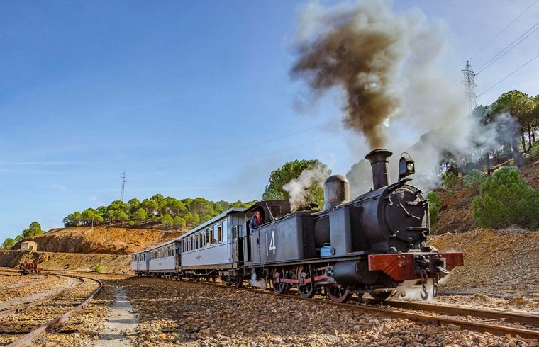 El tren minero sigue recorriendo la comarca siglo y medio después