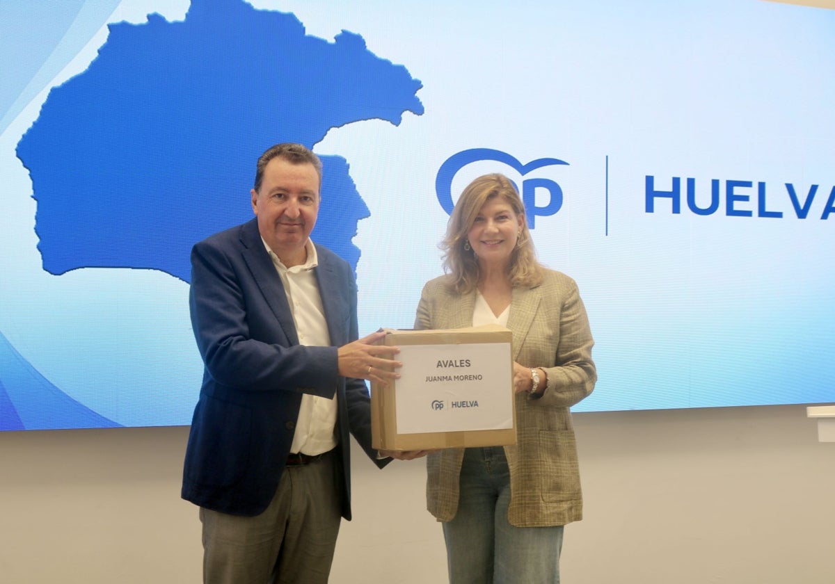 Manuel Andrés González y Berta Centeno con los avales del PP de Huelva para Juanma Moreno