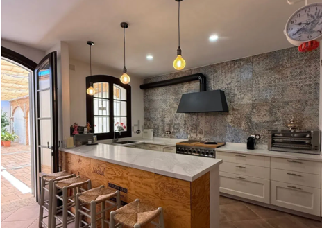 Imagen secundaria 1 - Una de las casas más espectaculares de El Rocío sale a la venta: tiene un sinfín de habitaciones y ese es su increíble precio