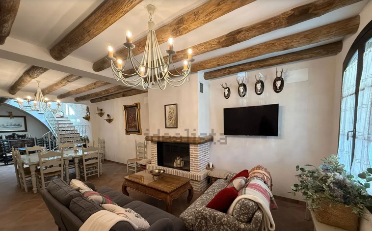 Imagen principal - Una de las casas más espectaculares de El Rocío sale a la venta: tiene un sinfín de habitaciones y ese es su increíble precio