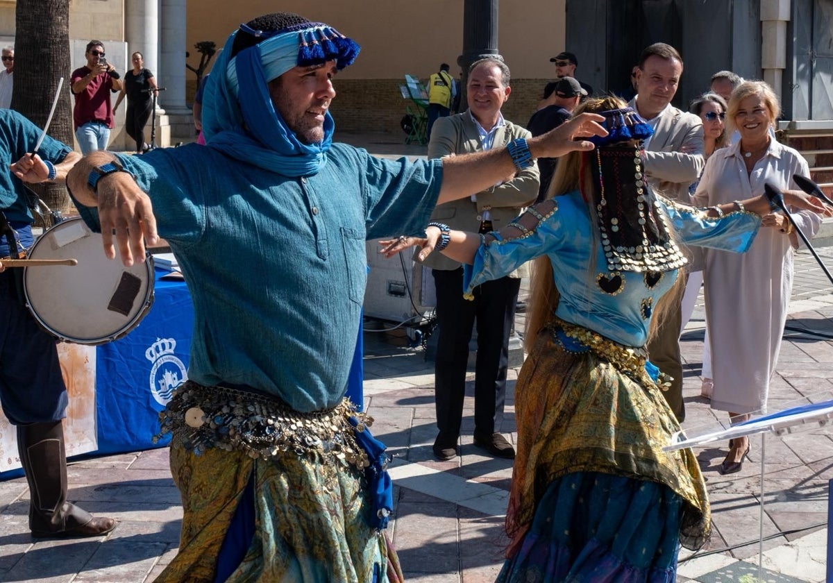 Presentación de las Jornadas de Cultura islámica en la plaza de las Monjas de Huelva