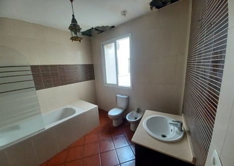 Imagen secundaria 1 - Sale a la venta un piso en Ayamonte por menos de 50.000 euros: se encuentra al lado del río y tiene más de 80 metros cuadrados