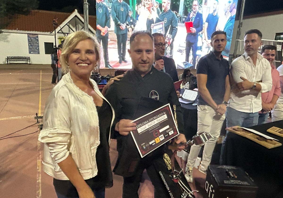 Juan Martín Moreno, ganador del certamen en Corteconcepción, con la diputada de Cultura