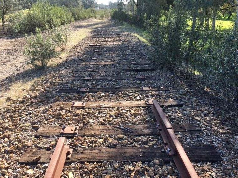 Tramo de la antigua línea férrea a su paso por Tharsis, víctima del expolio