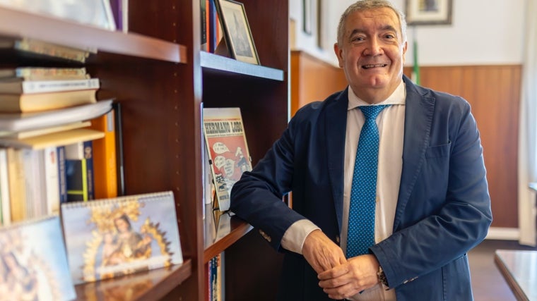 Esteban Brito junto a varis fotos de la Virgen de la Cinta.