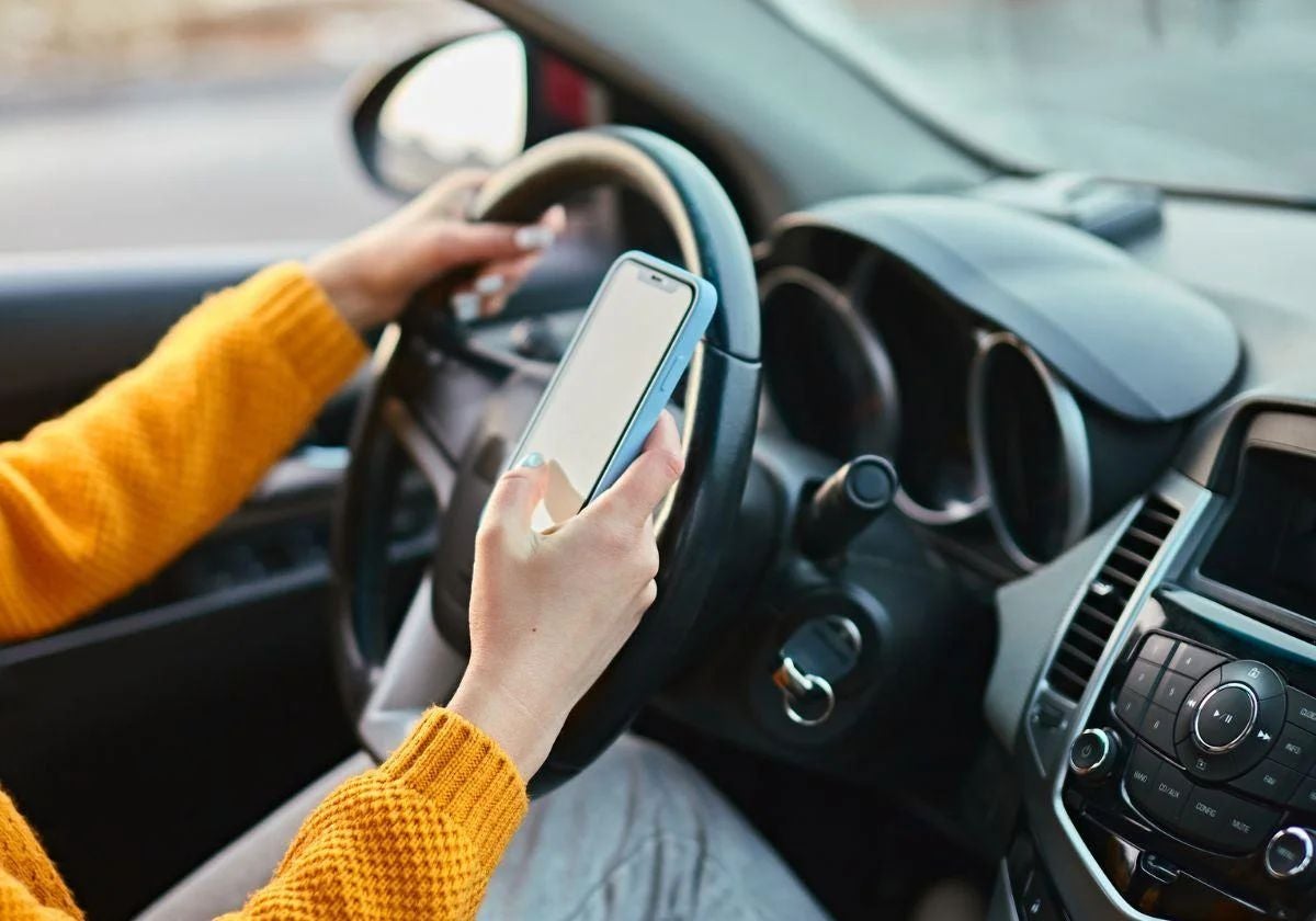 El móvil es la distracción más frecuente al volante