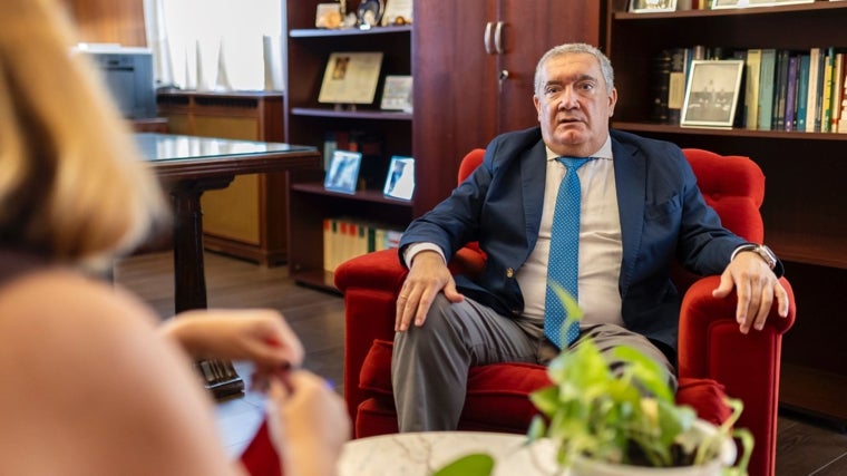 El presidente de la Audiencia Provincial de Huelva, durante la entrevista