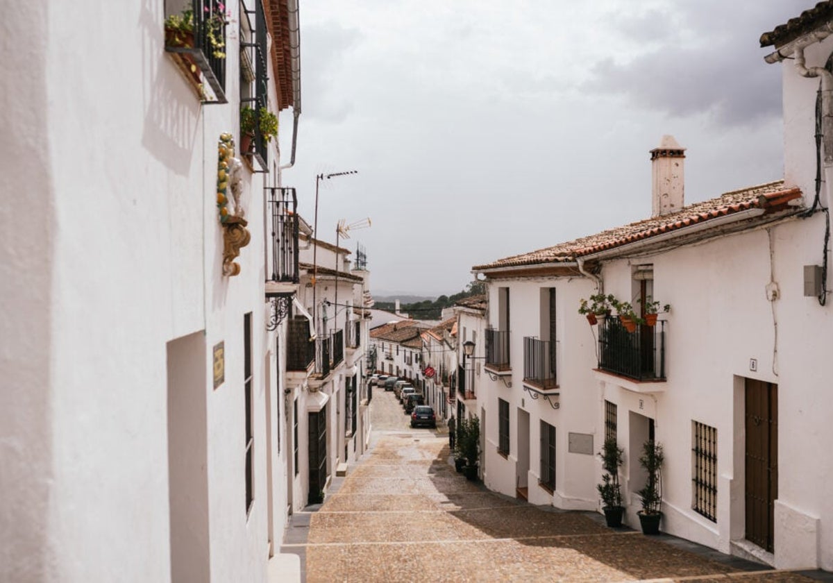 Calle de casas blancas en Higuera de la Sierra