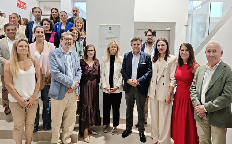 Imagen principal - Ignacio Camacho ensalza el poder de la lectura en la reinauguración de la Biblioteca de Lepe