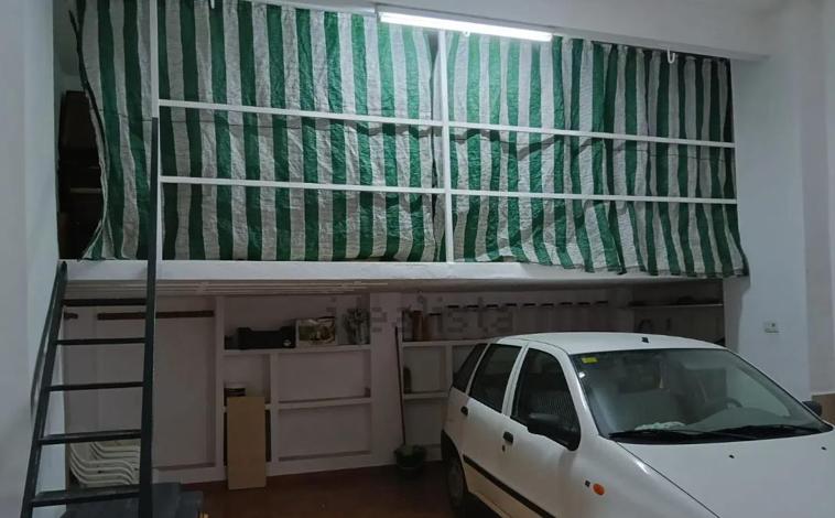 Imagen principal - Sale a la venta una casa en Aracena con vistas privilegiadas a la sierra por 179.000 euros: tiene cuatro habitaciones, chimenea y garaje