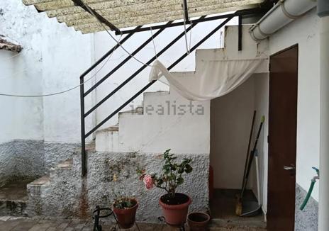 Imagen secundaria 1 - Sale a la venta una casa en Aracena con vistas privilegiadas a la sierra por 179.000 euros: tiene cuatro habitaciones, chimenea y garaje