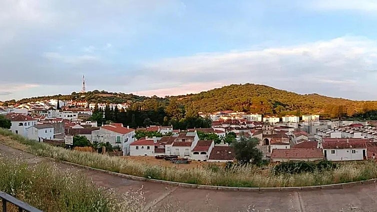 Sale a la venta una casa en Aracena con vistas privilegiadas a la sierra por 179.000 euros: tiene cuatro habitaciones, chimenea y garaje