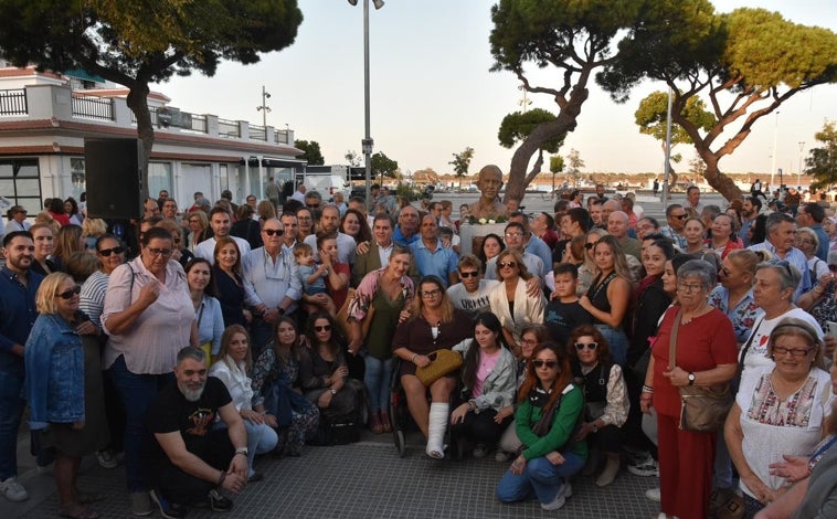 Imagen principal - La bonita iniciativa de homenajear a 'Richar' "ha unido a todo el pueblo de Punta Umbría"