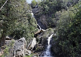 El pueblo de Huelva en la sierra con puertas recercadas, senderos literarios y espectaculares saltos de agua