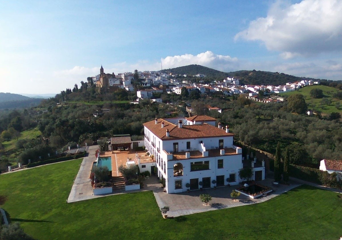 Vista panorámica de la vivienda con la localidad de Zufre de fondo