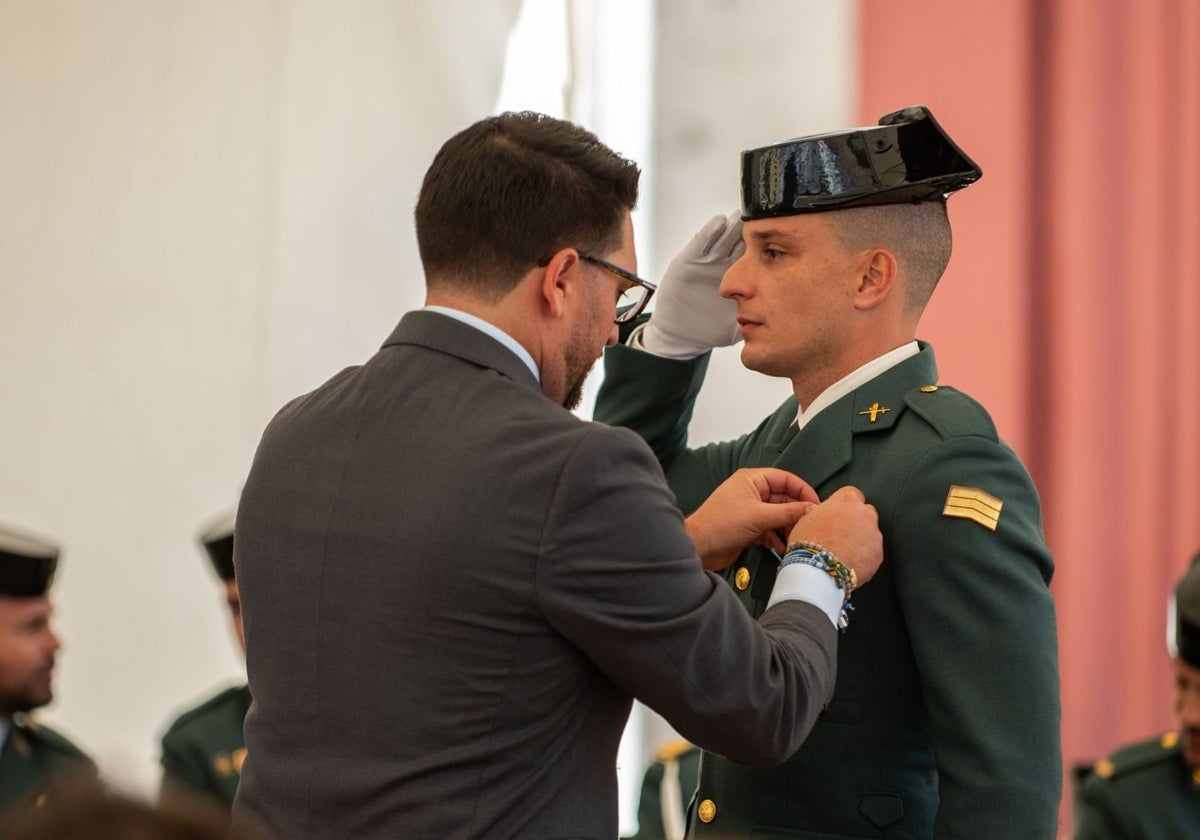 Reconocimiento al grupo ROCA de la Guardia Civil en Higuera de la Sierra