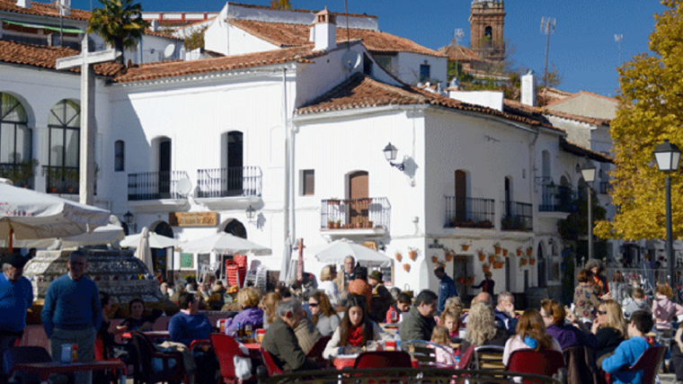 Ambiente en la plaza de Fuenteheridos, que acoge la Feria de la Castaña en el puente de diciembre