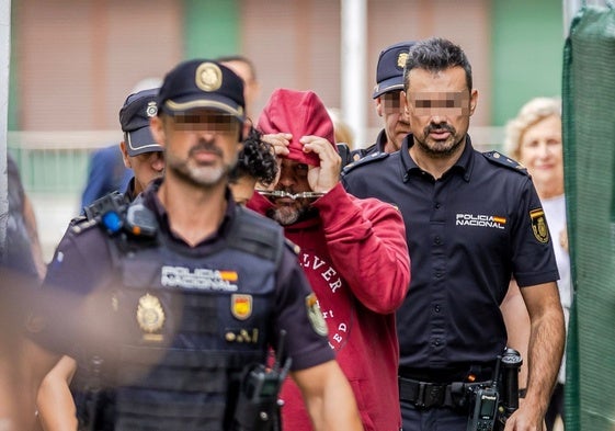 Miguel Ágel D. M. llega este lunes a los juzgados escoltado por la Policía Nacional