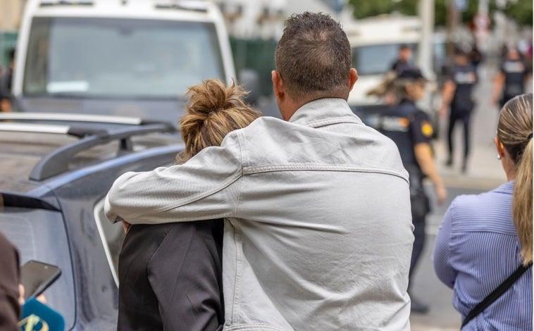Imagen principal - Arriba familiares de una de las víctimas aguardan a la salida del acusado. Sobre estas líneas, a la izquierda, el tribunal presidido por el magistrado y presidente de la Audiencia, Esteban Brito. A la derecha, el abogado de la acusación particular José Luis Orta, atiende a los medios en el exterior de la sede judicial.