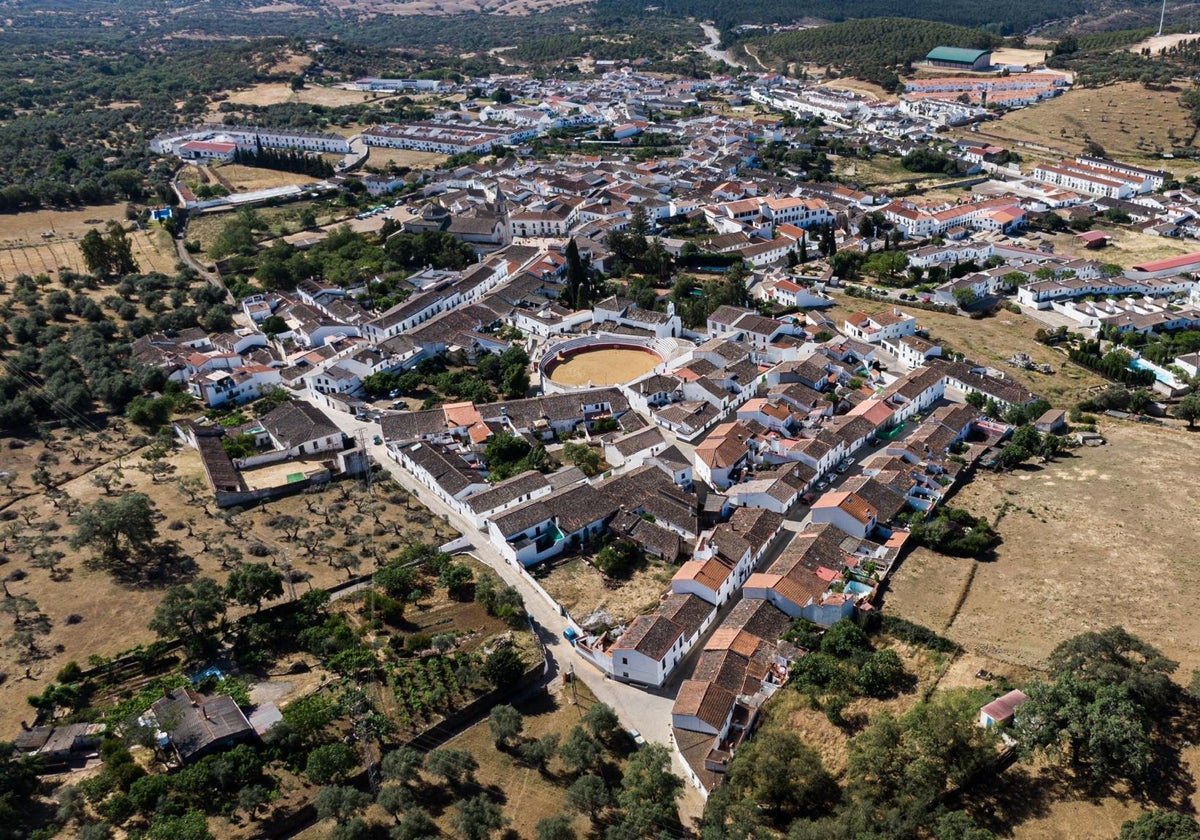 Perspectiva aérea del pueblo 'mágico' de Huelva que tienes que visitar en Navidad