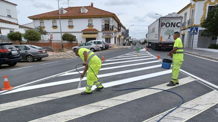 Repintado de marcas viales en el punto kilométrico 152 de la N-433