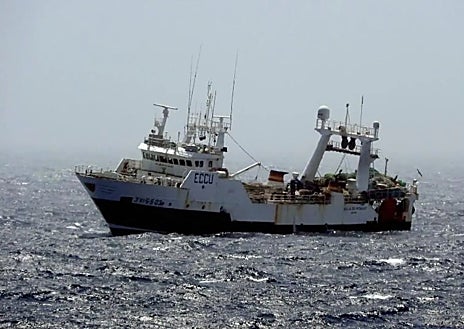 Imagen secundaria 1 - Juan Antonio Cordero junto a Encarni Villegas, y abajo el buque Villa de Pitanxo y el homenaje al marinero en el puerto de El Terrón