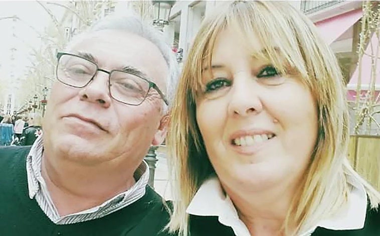 Imagen principal - Juan Antonio Cordero junto a Encarni Villegas, y abajo el buque Villa de Pitanxo y el homenaje al marinero en el puerto de El Terrón