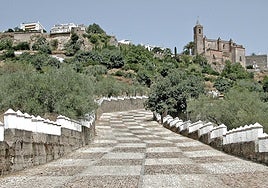 El precioso pueblo de Huelva que se asoma a la rivera, entre adarves, fuentes y quebradas