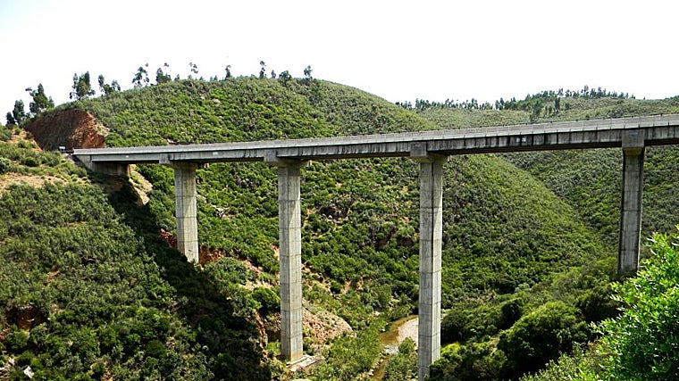 Hay algunos lugares cercanos a Rosal de la Frontera desde los que se divisan espléndidas panorámicas de la sierra de Huelva