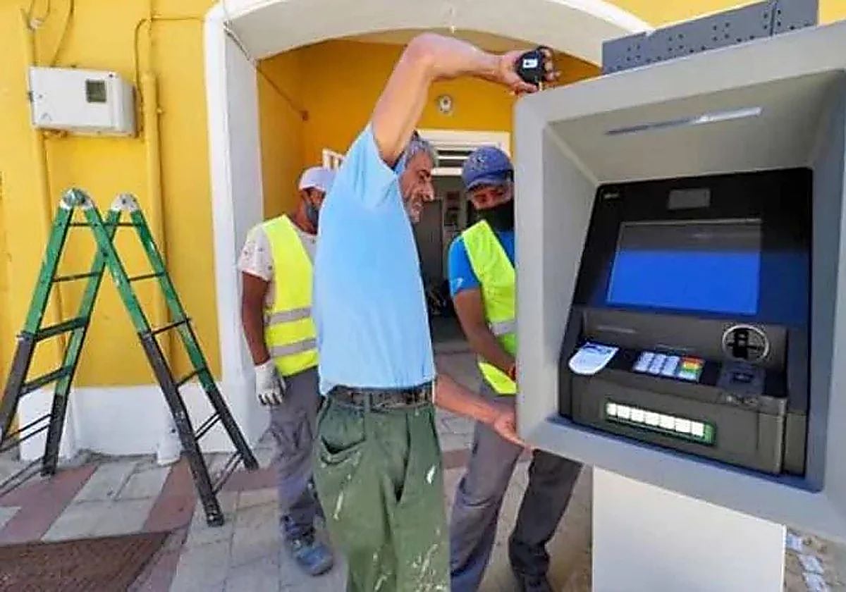 Montaje de un cajero instalado por la Diputación en un pueblo de Valladolid