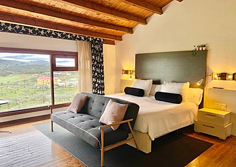 Imagen secundaria 1 - El impresionante hotel que está muy cerca Huelva y te permite dormir en un convento del siglo XVI con vistas espectaculares de la sierra