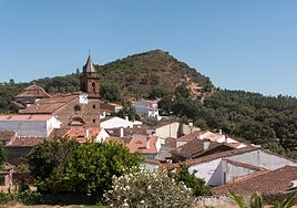 El pueblo de Huelva que tiene una ruta donde puedes coger libros por el camino, leer poemas y disfrutar de paisajes naturales únicos