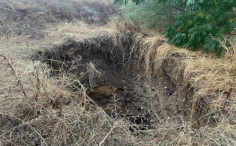 Imagen principal - Inundaciones en Huelva: Las intensas lluvias causan un enorme socavón en Nerva