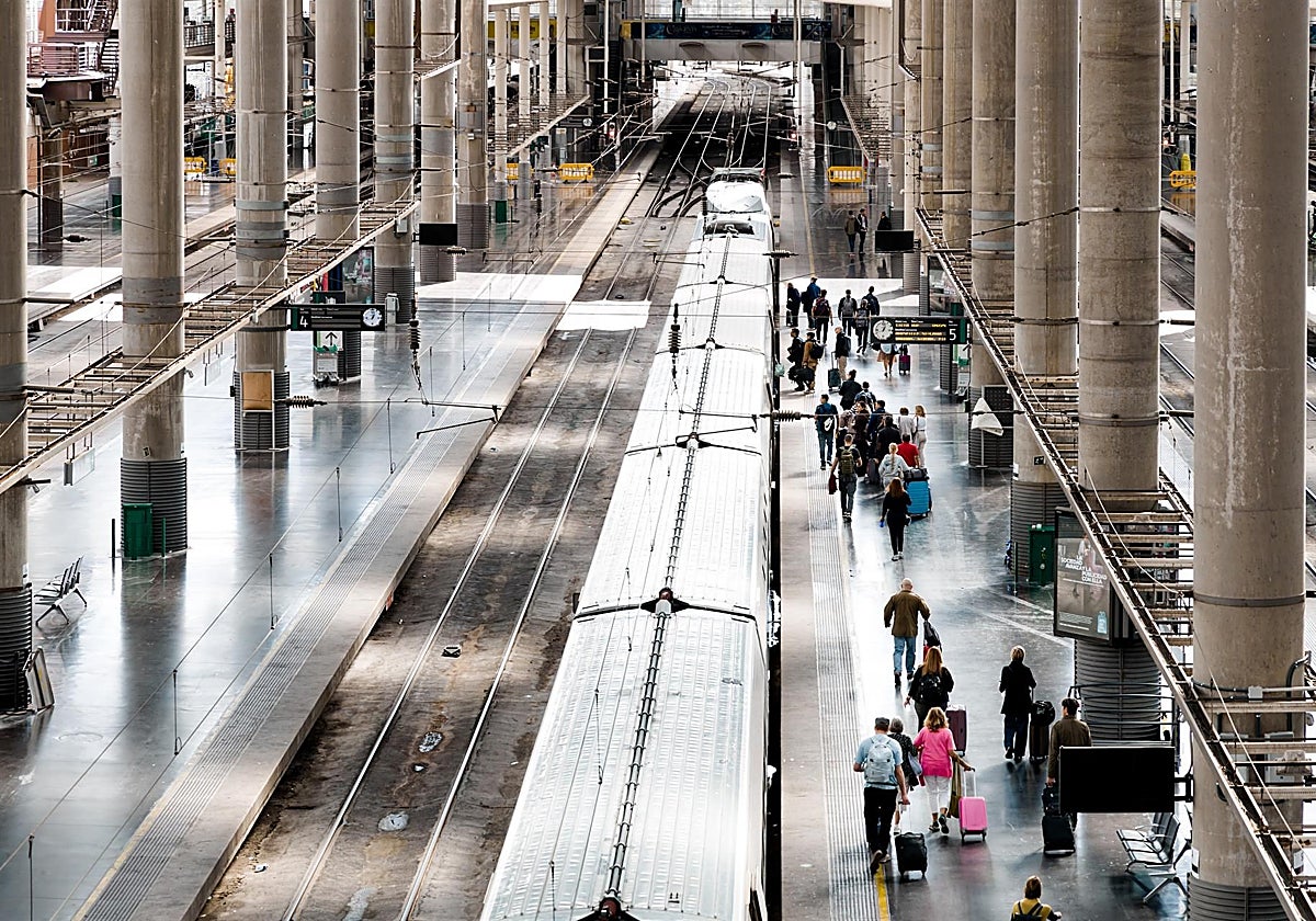 Viajeros en la Estación de Madrid Puerta de Atocha-Almudena Grandes