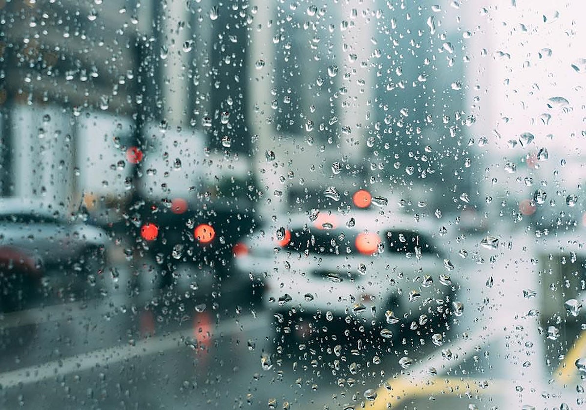 Foto de archivo de coches bajo la lluvia