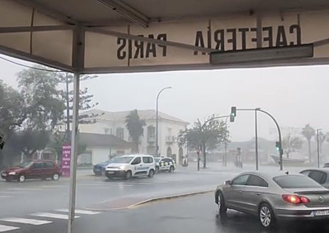 Imagen secundaria 1 - Bomberos circulando por Mazagón para resolver incidencias y vista de la Avenida Cristóbal Colón desde la Cafetería París