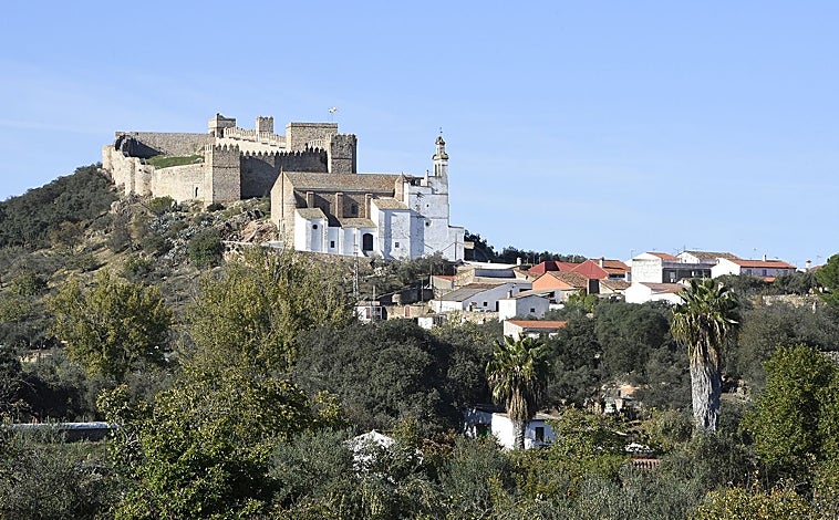 Imagen principal - La iglesia de Nuestra Señora de la Asunción, junto al castillo